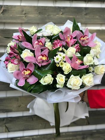 Букет цветов из: Розы и Хризантемы в Энергетиков