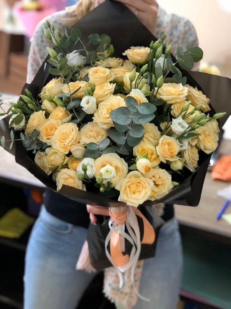 Букет цветов из: Розы и Лизиантусы в Энергетиков