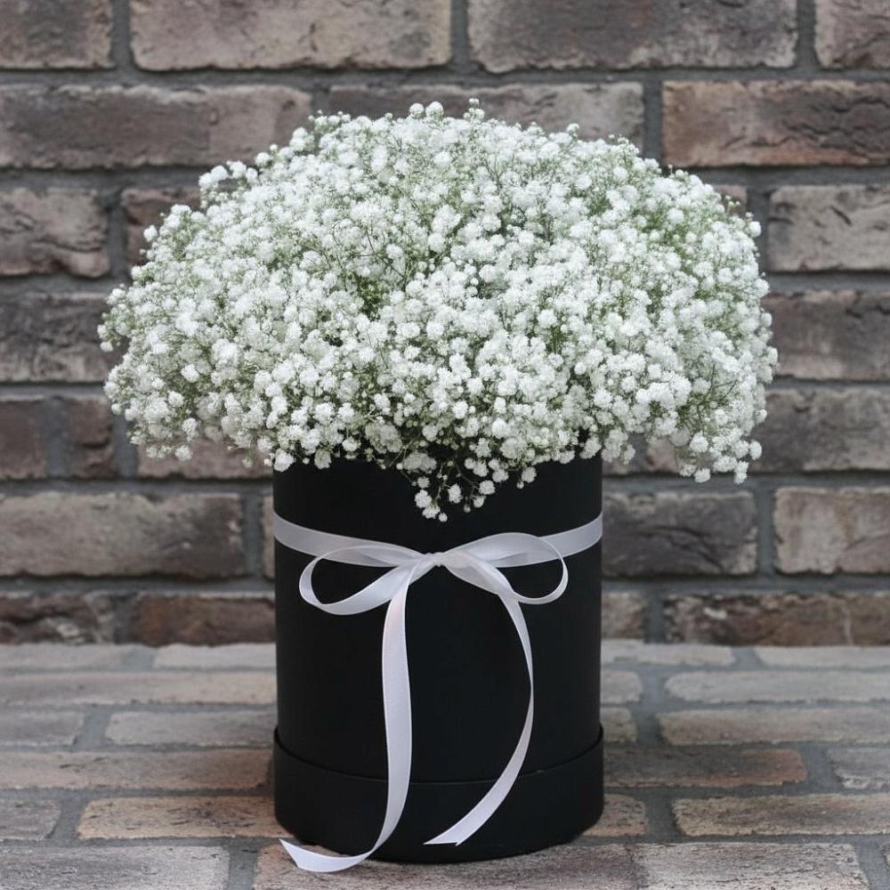 Цветочная композиция из Гипсофила в шляпной коробке в Энергетиков