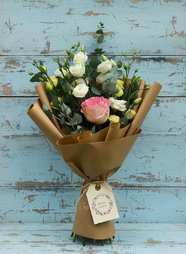 Букет цветов из: Розы и Лизиантусы в Энергетиков