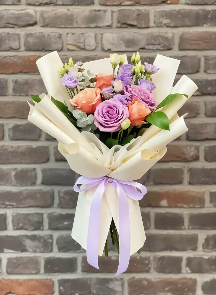 Букет цветов из: Лизиантусы и Розы в Энергетиков