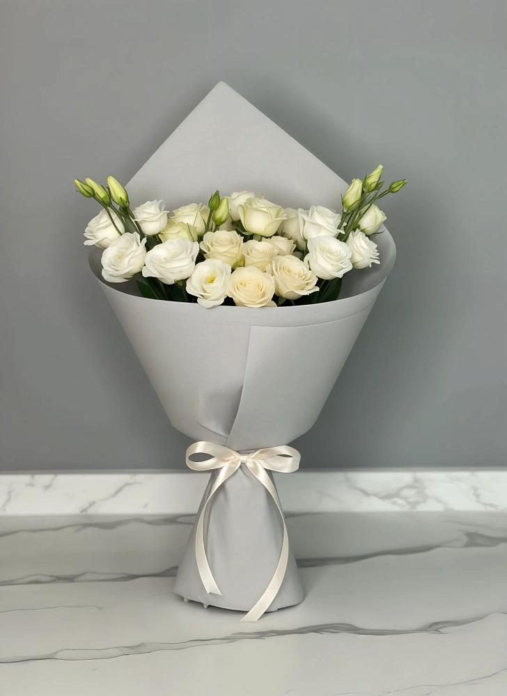 Букет цветов из: Розы и Лизиантусы в Энергетиков