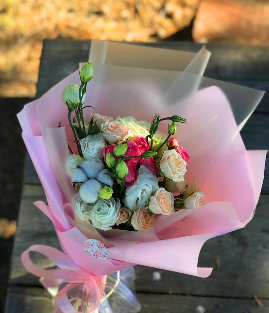 Букет цветов из: Розы и Лизиантусы в Энергетиков