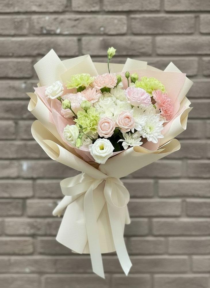 Букет цветов из: Гвоздики, Розы, Лизиантусы и Хризантемы в Энергетиков