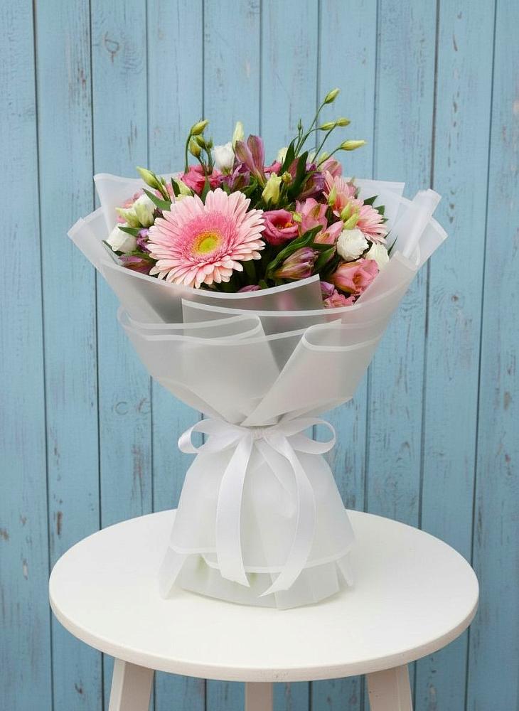 Букет цветов из: Герберы, Альстромерии и Лизиантусы в Энергетиков