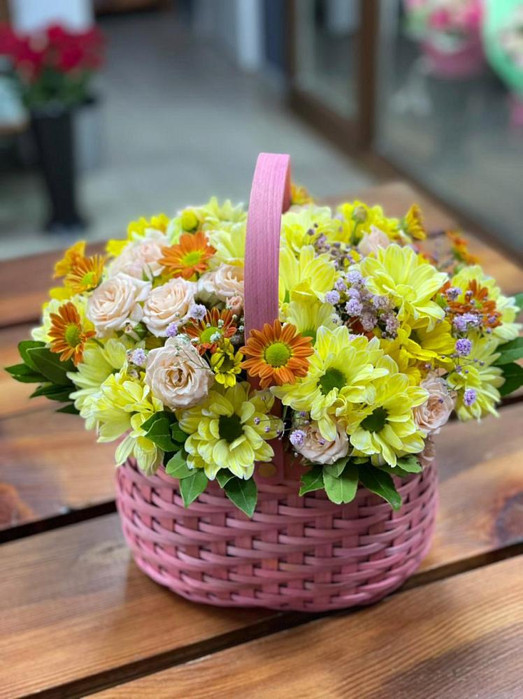 Цветочная композиция из Хризантемы и Розы в корзине в Энергетиков