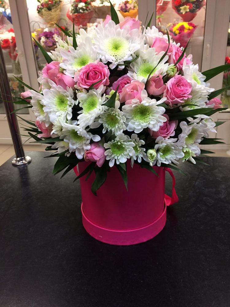 Цветочная композиция из Розы и Хризантемы в шляпной коробке в Энергетиков