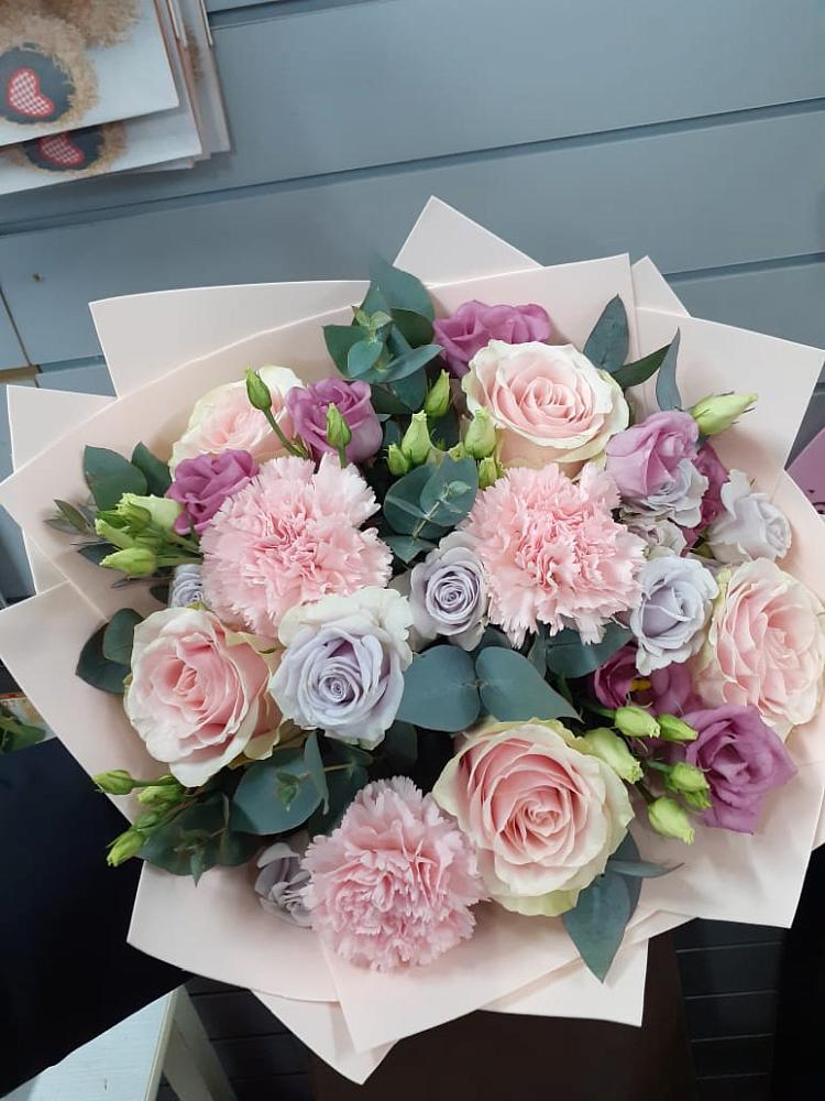 Букет цветов из: Розы, Гвоздики и Лизиантусы в Энергетиков