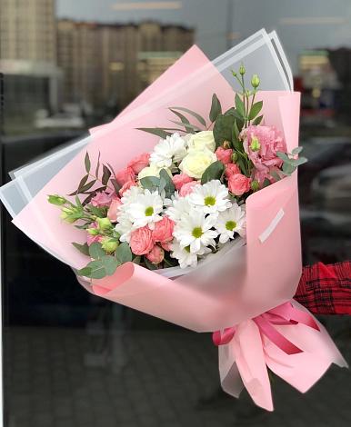 Букет цветов из: Розы, Лизиантусы и Хризантемы в Энергетиков